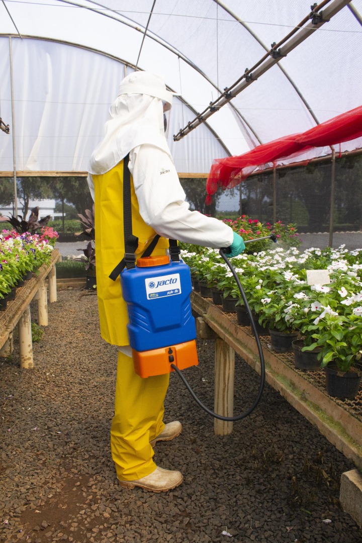 Использование опрыскивателя Jacto PJB-8C в теплице